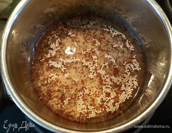 Готовим киноа согласно инструкции. Я беру 1 стакан воды на 1/2 стакана киноа и готовлю на медленном огне 15 минут.