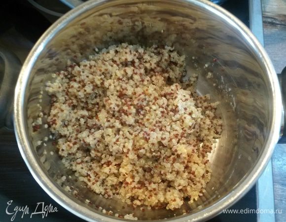 Готовую киноа поливаем 2 ст. л. оливкового масла, перемешиваем и пока оставляем.
