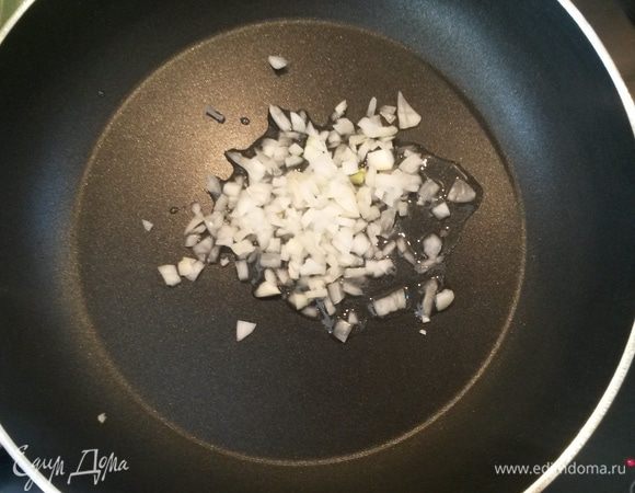 Лук нарезаем мелким кубиком и слегка обжариваем в небольшом количестве растительного масла.
