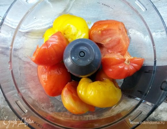 Тем временем томаты измельчаем в комбайне. Можно использовать готовый томатный соус.