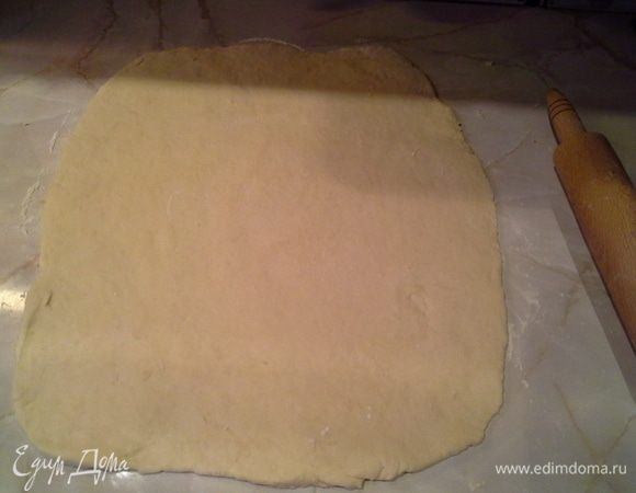 Простоквашу + яйцо + соль + сахар перемешать, добавить 1/3 муки и сливочное масло мягкое, перемешать и добавить оставшуюся муку, замесить. Тесто должно получиться мягкое, не липнуть к рукам, поэтому муку добавлять в конце понемногу. 
Соду разделить на 3 части.
Присыпать поверхность мукой и раскатать тесто в пласт, 1 часть соды распределить ровно по поверхности.