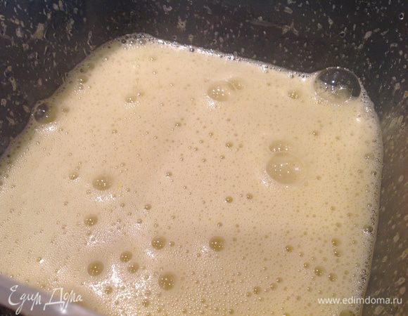 Духовку разогрейте до 180 градусов.
Яйца взбейте с сахаром. Добавьте растительное масло, перемешайте.