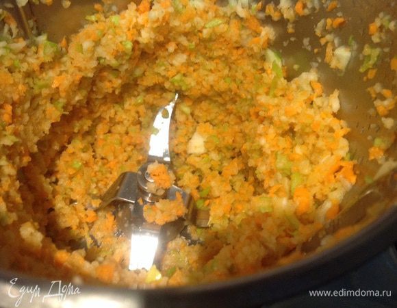 Натрите яблоки и морковь на тёрке или измельчите в блендере.