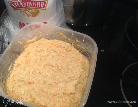 Всыпьте сухие ингредиенты, в яичную смесь, добавьте морковь и яблоки, смешайте, должно получится однородное тесто.