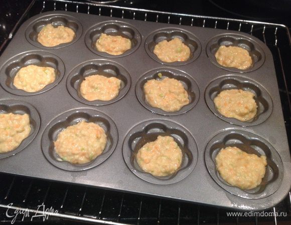 Разложите тесто в формочки, выпекайте в духовке 20-25 минут.