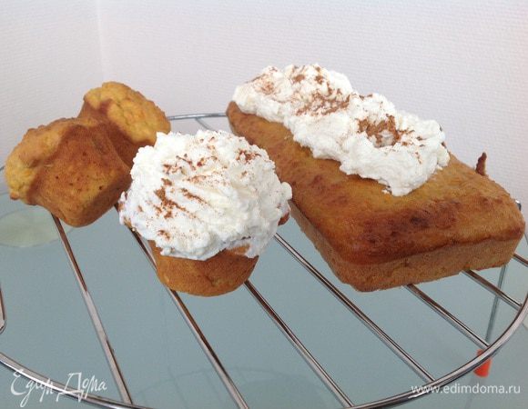 Смешайте сливочный сыр с сахарной пудрой и ванильной эссенцией. Покройте кексы и присыпьте корицей.