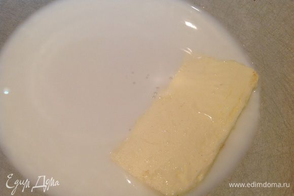 Налейте в небольшую кастрюльку молоко, добавьте сливочное масло и подогревайте до тех пор, пока масло не растопится.