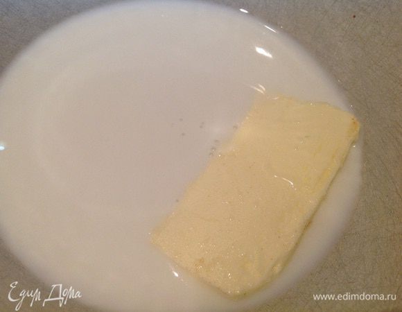 Налейте в небольшую кастрюльку молоко, добавьте сливочное масло и подогревайте до тех пор, пока масло не растопится.