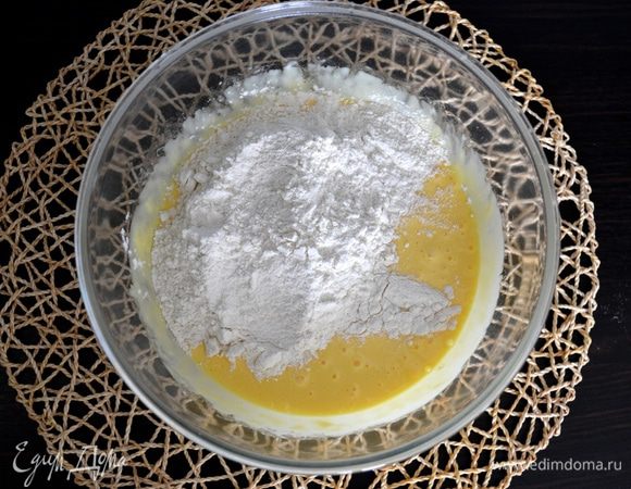 Яйца взбейте с майонезом и добавьте просеянную муку, соду и соль.