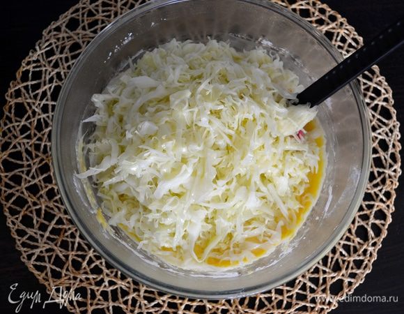 Выложите в тесто капусту и снова перемешайте.