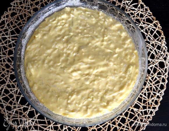 Форму для выпечки смажьте сливочным маслом и присыпьте панировочными сухарями. Переложите тесто в форму и выпекайте в заранее разогретой до 180°C духовке 25-30 минут, до золотистого цвета.