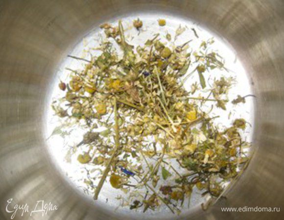 Сухой ромашки, одну столовую ложку с верхом высыпать в посуду.