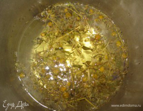 Залить кипяченной водой комнатной температуры (400 мл), закрыть крышкой и нагревать в кипящей воде (водяной бане) 15 минут.