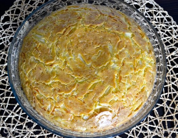 Готовую шарлотку слегка остудите и выложите из формы.