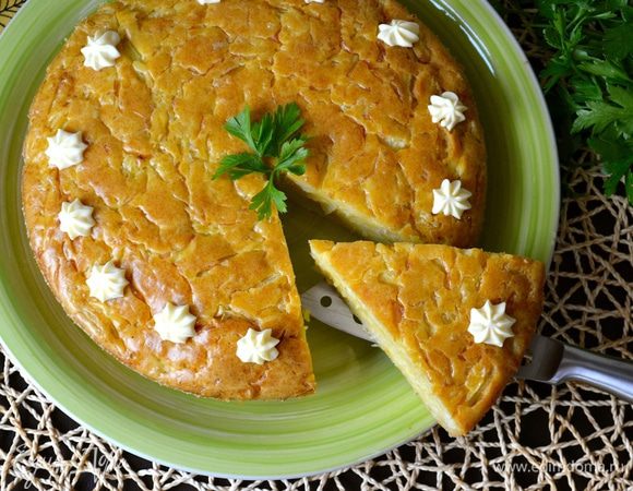 При подаче можно пофантазировать и украсить верх пирога майонезом или сметаной. Приятного аппетита!