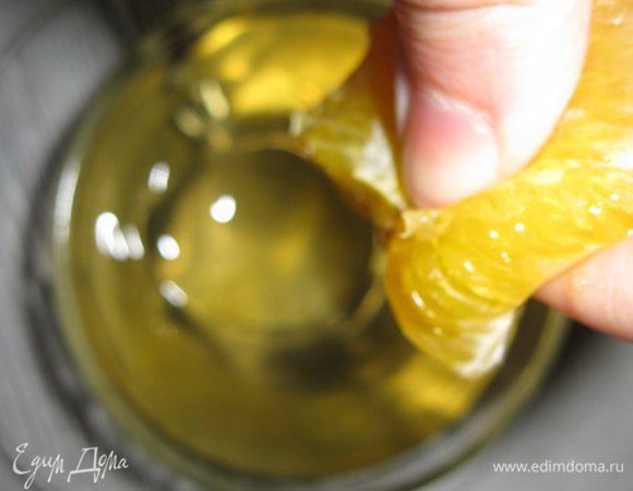 Процедить. Налить в чашки и в каждую чашку выжать сок из долек полезных апельсинов и лимона.