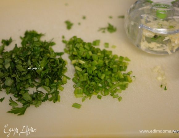Порезать мелко зелень и лук, можно использовать стрелки зеленого лука.