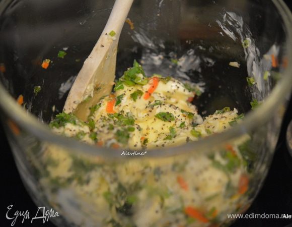 Смешать все в емкости, у меня есть вкрапления моркови, помидор, которые идут в соляной овощной заготовке, использую вместо соли. Не взбивать.