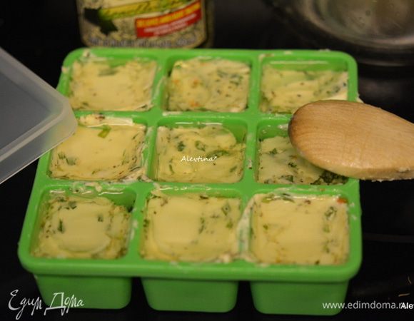 Выложить в мини-контейнеры или можно просто на бумагу для выпечки или пищевую пленку. Можно использовать обертку от масла, подогнать в размер ее. Я в контейнеры долила по 1 ч.л. оливкового масла. Можно добавить любое другое ароматное масло, если используете контейнер. Поставить в морозильник на сутки.