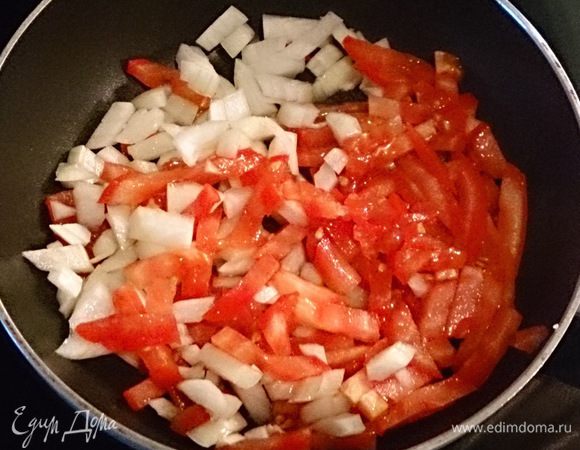 Мелко нарубить половинку лука и небольшой помидор, слегка обжарить на сковородке с капелькой масла и солью (треть или половинка чайной ложки, можно добавить в конце) 3-5 минуты, пока чистим авокадо.