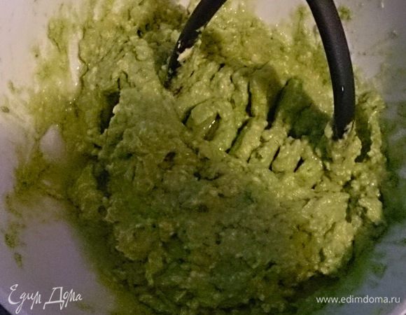 Разрезать авокадо, из шкурки вынуть мякоть ложкой (если не отскребается, или не отделяется косточка — то авокадо не зрелый, надо ещё пару дней). Положить в глубокую миску и размять хорошенько. Параллельно добавить выжатую половинку маленького лимона (или лайма).