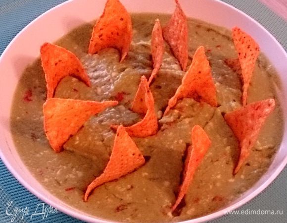 Замешать к авокадо помидоры и лук (можно не остужать). Довести до однородного состояния. Взять миску более плоскую, размазать получившуюся кашу по поверхности, воткнуть чипсы и ими же есть. 

 