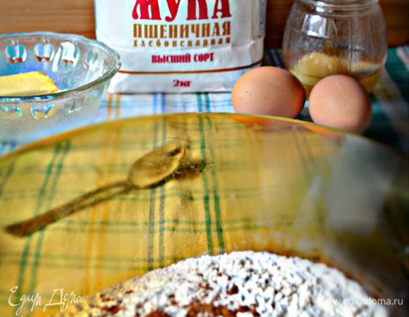 Просеять в миске сухие ингредиенты — муку, соду, соль, мускатный орех, кориандр.