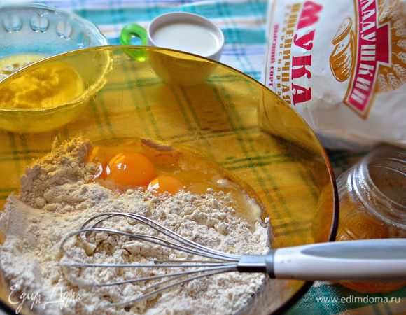 Добавить яйца, мёд, молоко, растопленное сливочное масло.