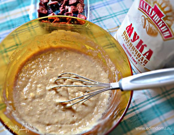 Добавить вяленые ягоды — чернослив или же, как у меня, вяленую клубнику и вишню (предварительно замачивала в воде, просушила бумажными полотенцами, перемешала с мукой и добавила в тесто).