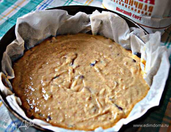 Тесто хорошо перемешать до однородности. Форму для выпечки выстелить бумагой для выпечки, смазать маслом. Выпекать пирог 35-40 минут при 180°С.