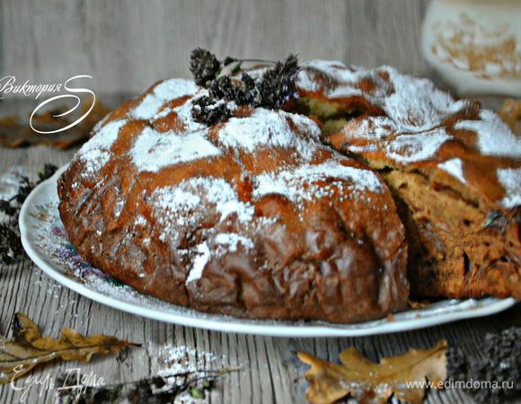 Готовый пирог слегка охладить, выложить на блюдо и обильно посыпать сахарной пудрой. Приятного вам аппетита!
