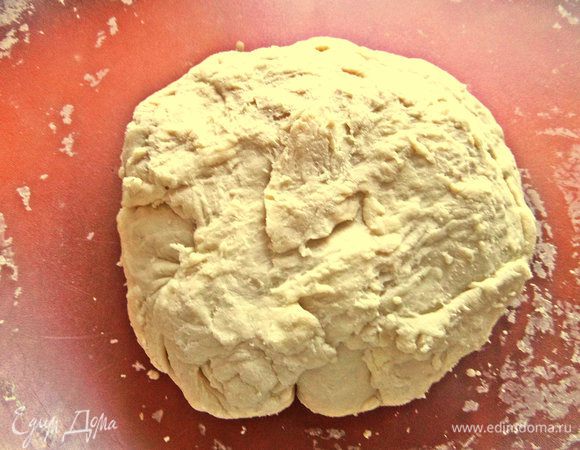 Накрываем колобок из теста и убираем в сторону.