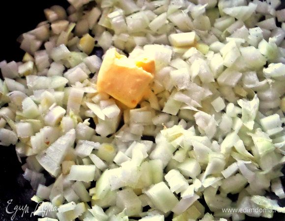 Лук и чеснок покрошить и высыпать в сковороду с кусочком масла.