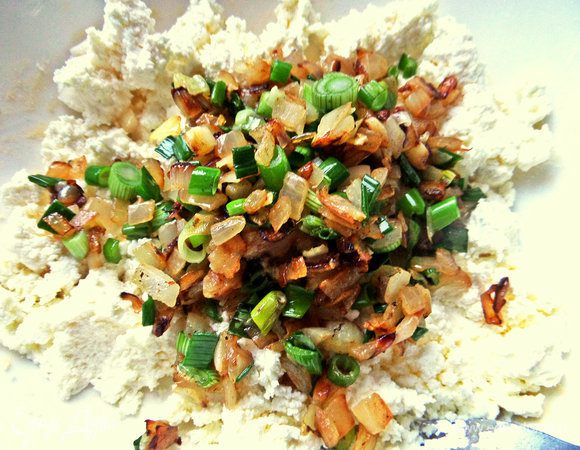 Переложить лук в творог.