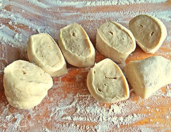 Берем тесто, катаем в колбаску, делим на 7 кусочков.