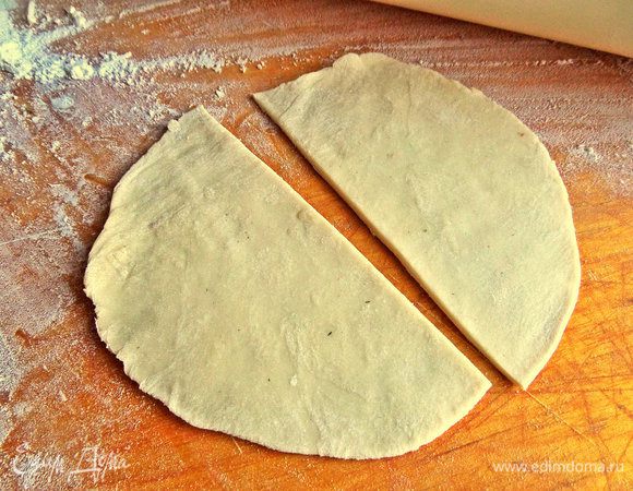 Каждый шарик раскатываем толщиной 2 мм, остальные убираем в пакет, чтобы не обветрились. Круг (размером с блюдце) делим пополам.
