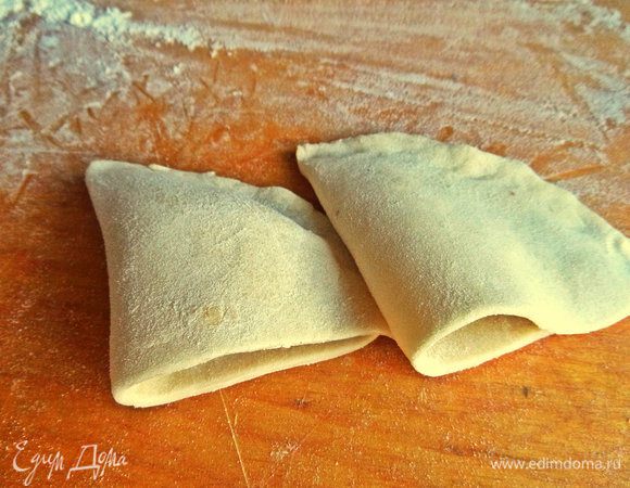 Каждую половинку складываем пополам, прижимаем с полукруглой стороны.