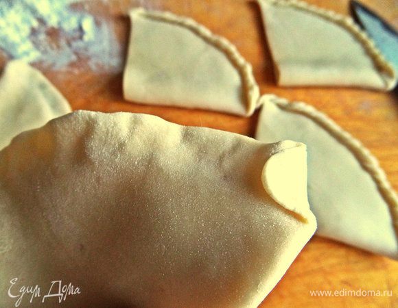 Для украшения делаем "верёвочку", загибая краешек теста.