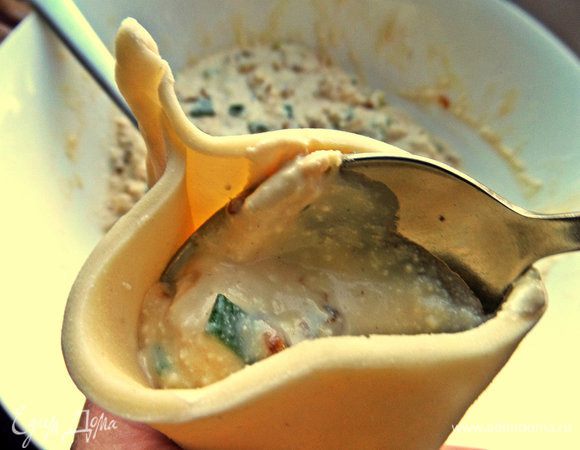 Теперь расширяем открытую сторону и буквально вливаем по ложечке начинку. У меня вошло по 2 ч.л.