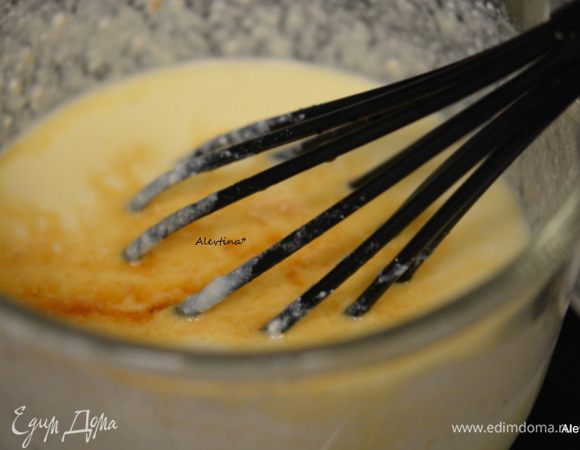 Смешать яйца, рикотту, лимонную цедру, растительное масло, молоко и ванильный экстракт. Отдельно смешать муку и разрыхлитель, соль, сахар.