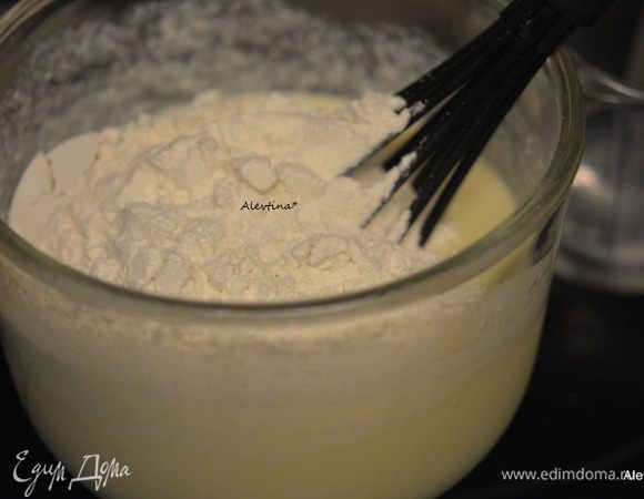 Добавить смешанные сухие ингредиенты и перемешать.