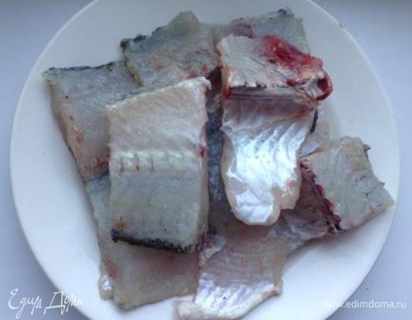 Рыбу нарезать кусками, посолить, сбрызнуть лимонным соком и оставить на 10 минут. 