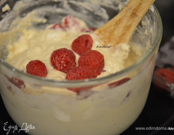 Добавить малину свежую или замороженую. Перемешать аккуратно.