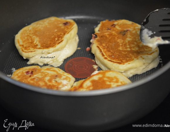 Готовим на хорошо прогретой сковороде, можно добавить одну ложку масла растительного, перевернуть.