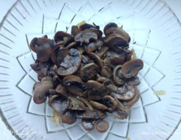Грибы пожарить с луком, посолить, поперчить.