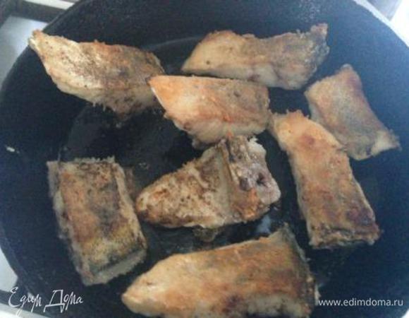 Рыбу обжарить на сковороде.