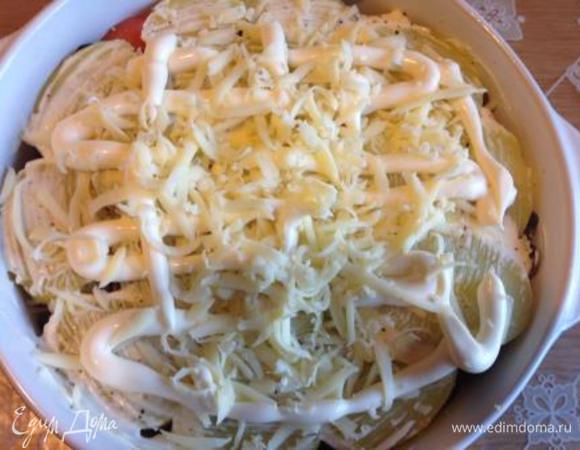 Поперчить, залить майонезом, посыпать тертым сыром.