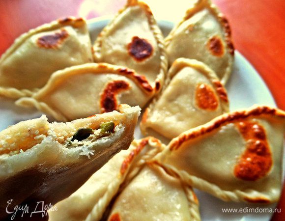 Чем-то напомнили пирожки. Вот вам 2 варианта моего пикантного угощения.
Приятного аппетита!