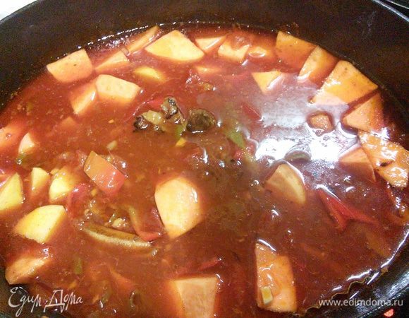 Выложить в кастрюлю оба вида картофеля и морковь, влить оставшийся   бульон (количество жидкости можете варьировать от того, хотите ли вы больше иметь суп или рагу) и варить на медленном огне еще полчаса. Бульона может понадобиться меньше. 