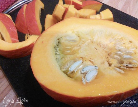 Теперь пришло время тыквы и кукурузы. Так же вливаем оставшийся после маринования мяса сок апельсина и лайма. 